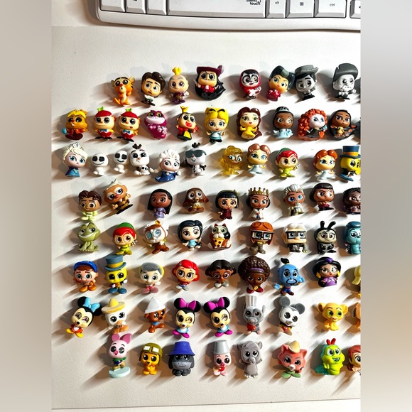 164 Disney doorables collectible toy figures w/ case & 4 surprise characters - Picture 2 of 5